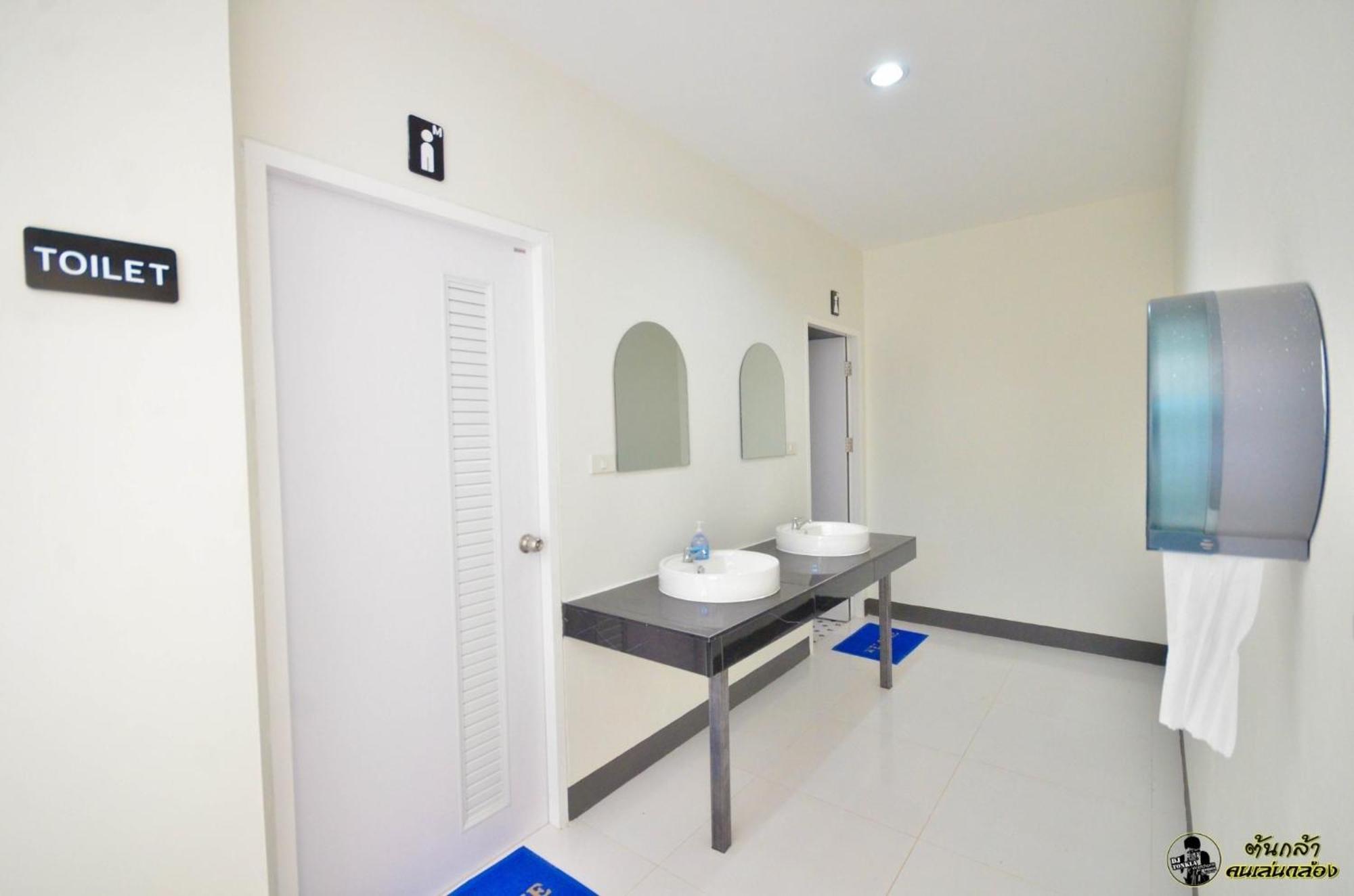 แอ่ว-ดีld Hotel&Residences Ngao Exteriör bild