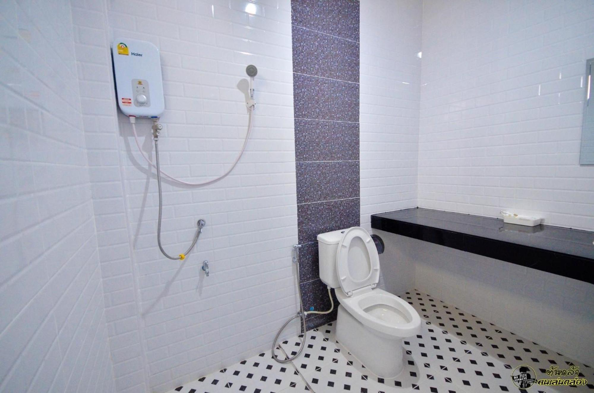 แอ่ว-ดีld Hotel&Residences Ngao Exteriör bild