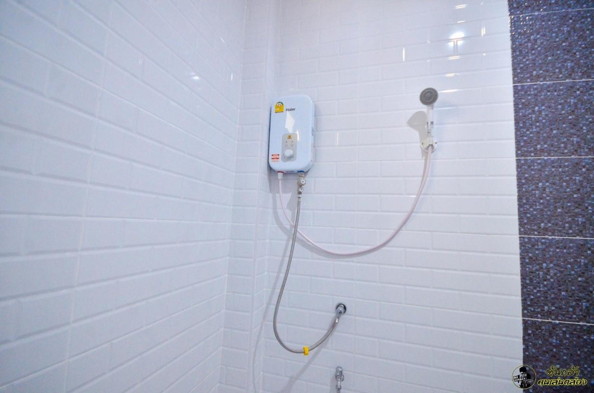 แอ่ว-ดีld Hotel&Residences Ngao Exteriör bild