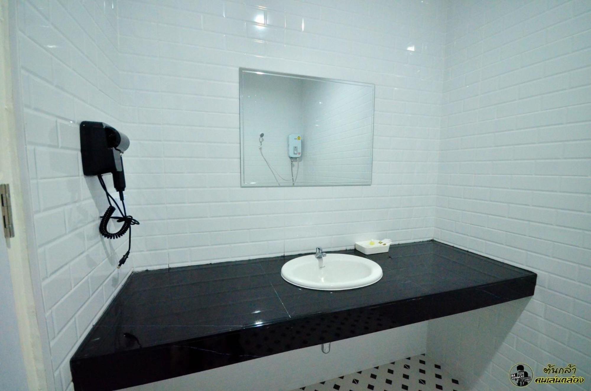 แอ่ว-ดีld Hotel&Residences Ngao Exteriör bild